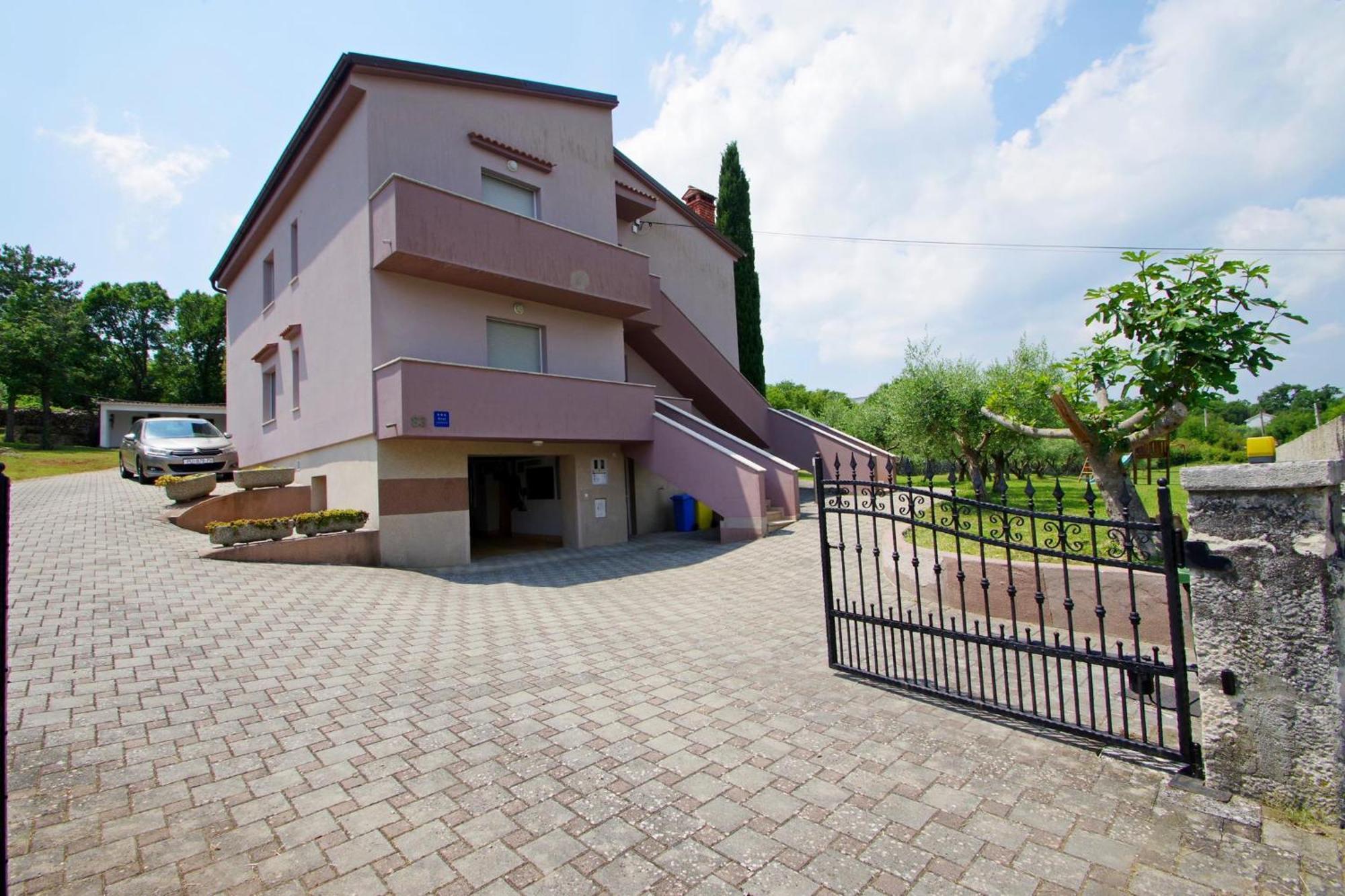 Apartments Nikolina Rakalj Екстериор снимка